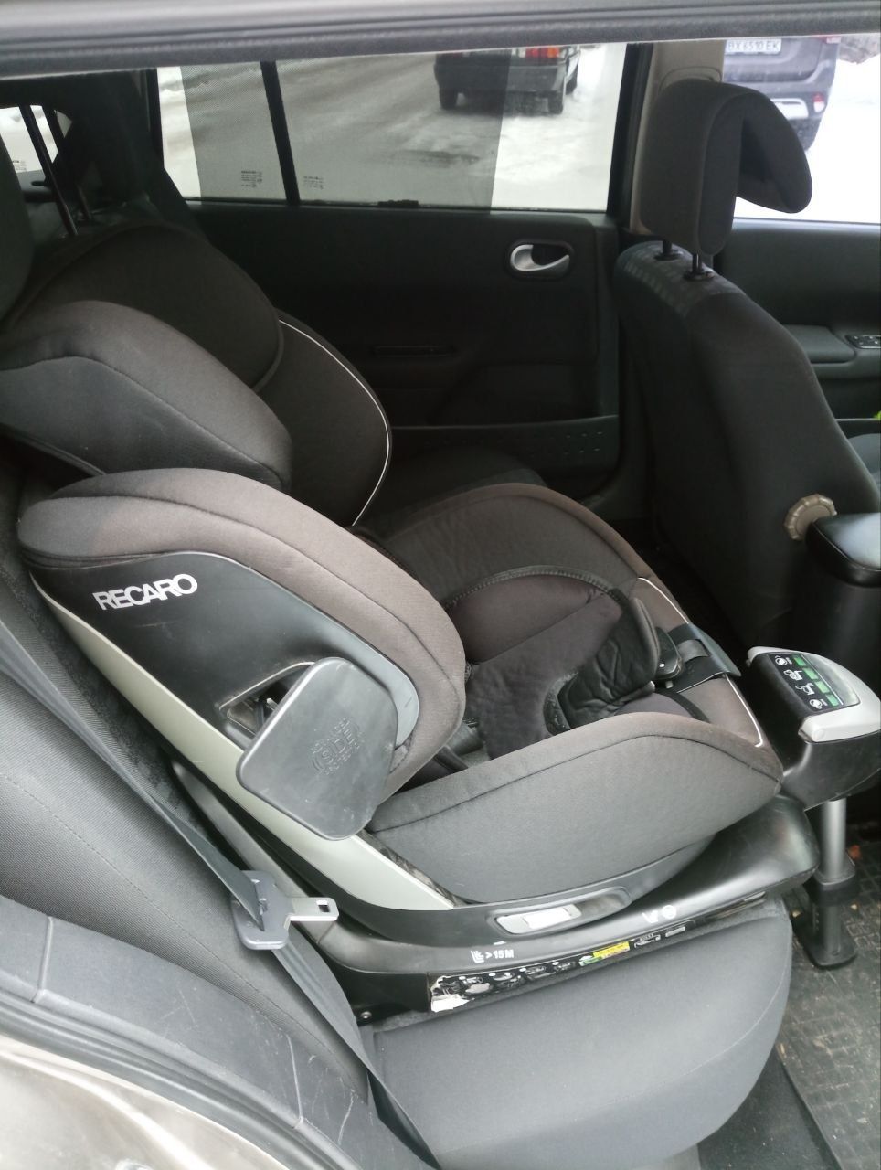 Продам автокрісла recaro zero