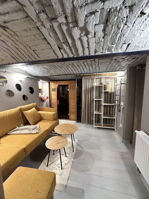 Продається двох кімнатна+ кухня студія+ підвал з Сауною і кімнатою