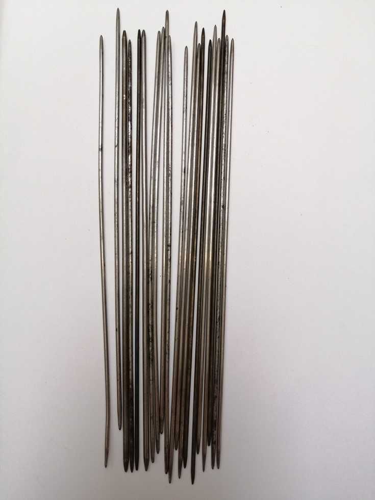 Proste, krótkie druty stalowe. 14 sztuk o dł. 20 cm, śr. 2 mm. PRL.
