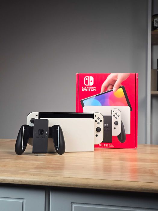 Nintendo Switch OLED + karta 256 GB + Etui + Folia