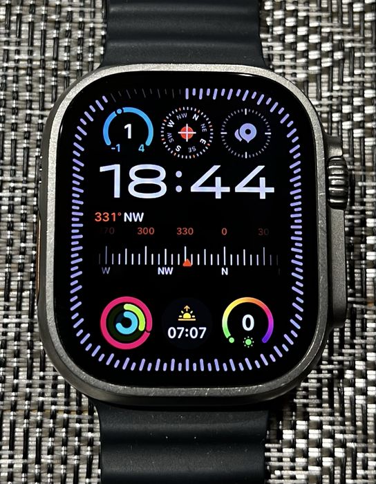 Apple Watch Ultra 49mm kolor Midnight Ocean.