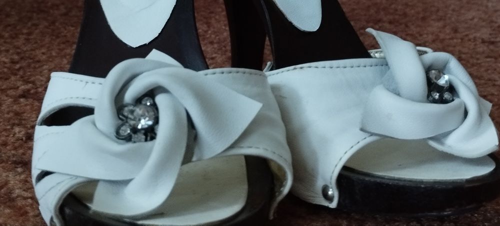 Кожаные белые шлепки