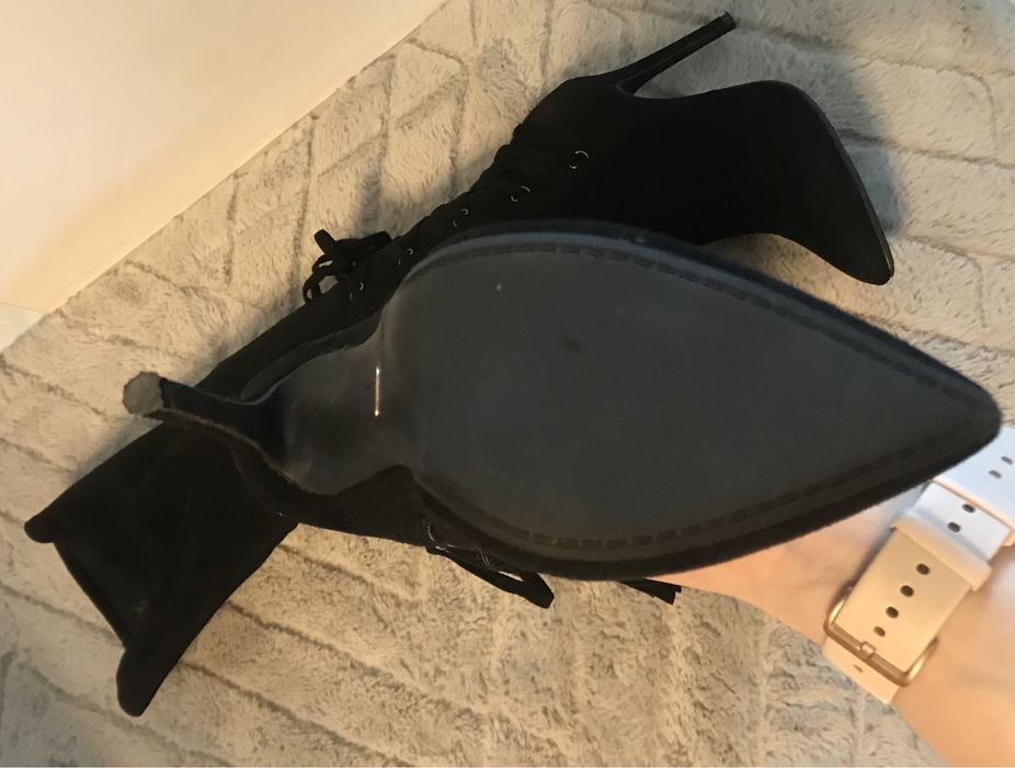 Wysokie czarne zamszowe szpilki