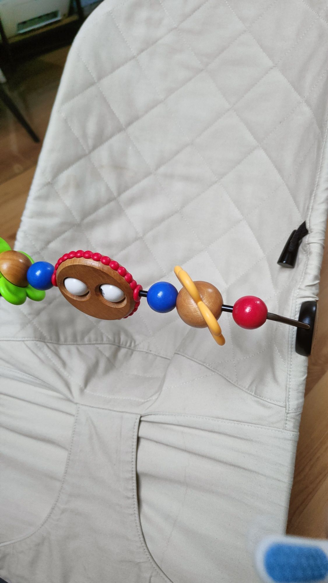 Leżaczek babybjorn z zabawkami