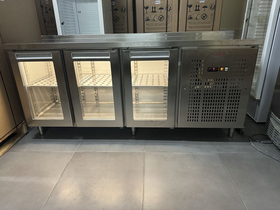 Balcão frigorifiico 3 portas em vidro / Bancada muito nova