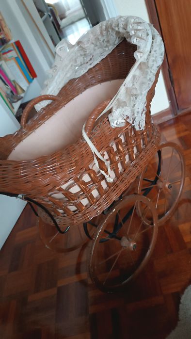 Carrinho de bonecas antigo em verga e metal