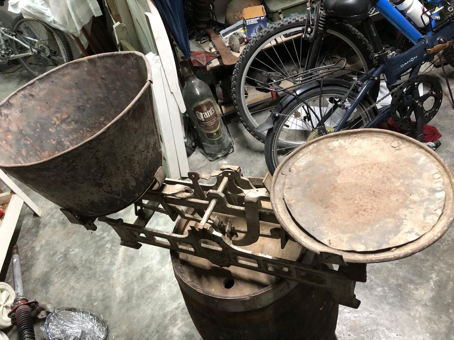 Balança antiga de pratos