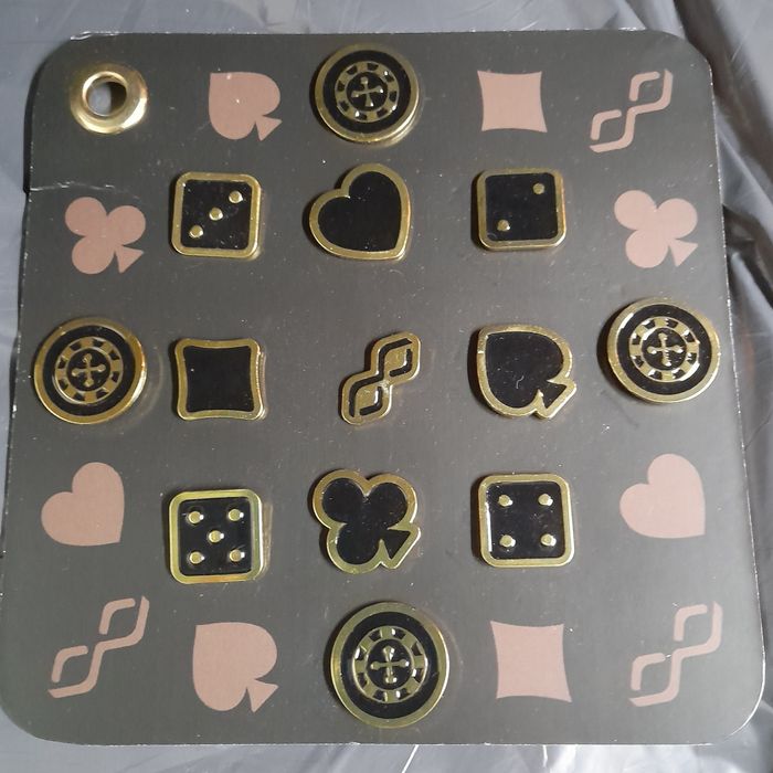 Pins - Cartão com 13 pins em metal, novos