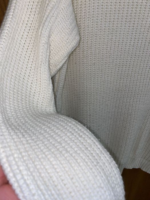 Біла вʼязана кофтинка