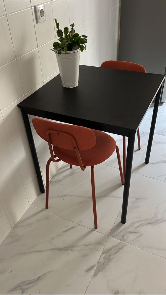 conjunto de mesa com cadeiras