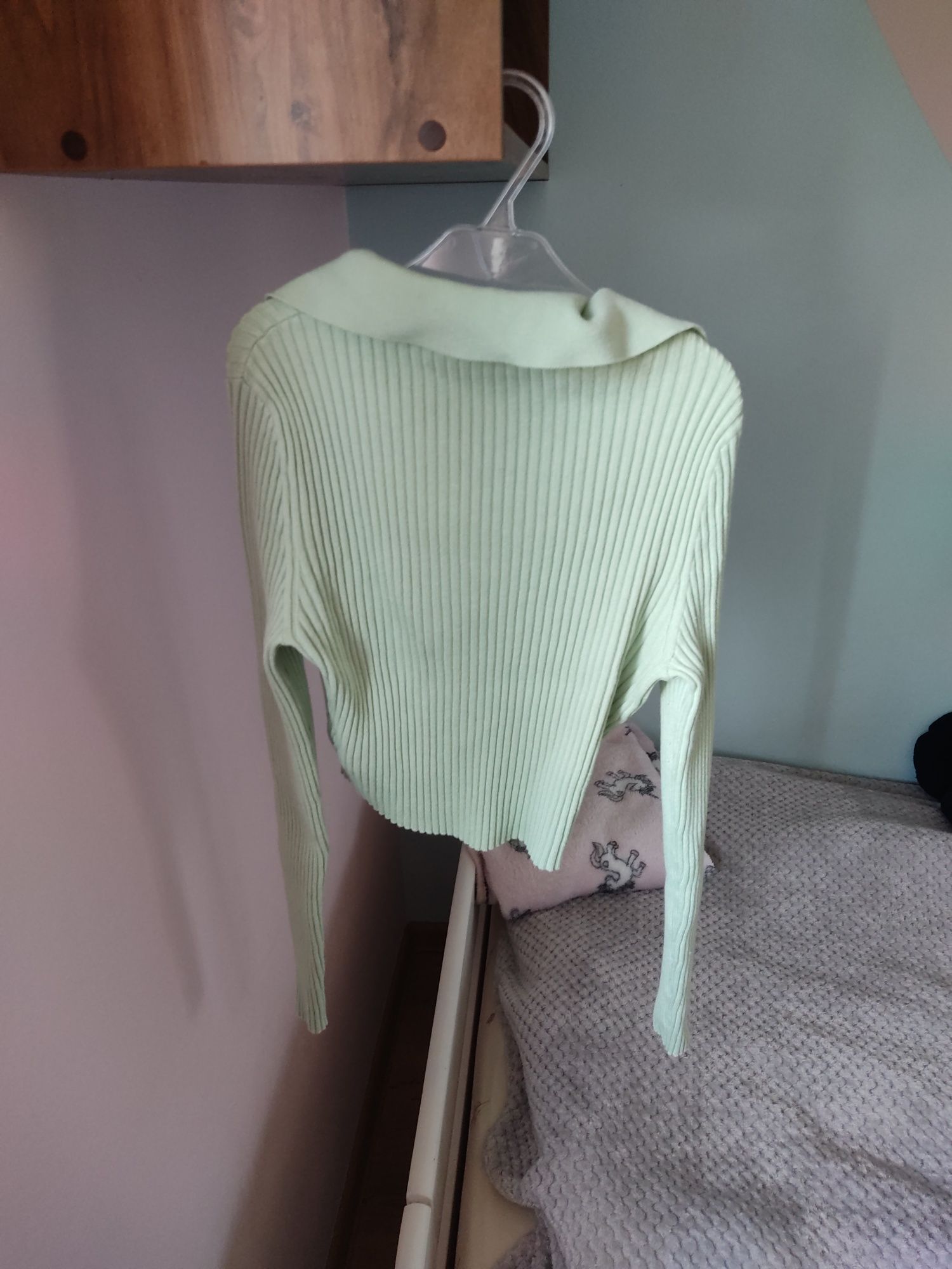 Miętowa zielona bluzka koszulka z dekoltem V H&M S 36 8 wiskoza serek