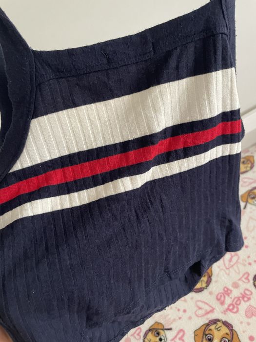 Prążkowany top na ramiączkach bershka