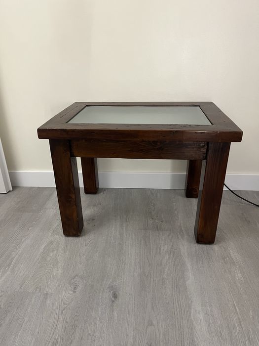 Mesa de madeira com vidro novo