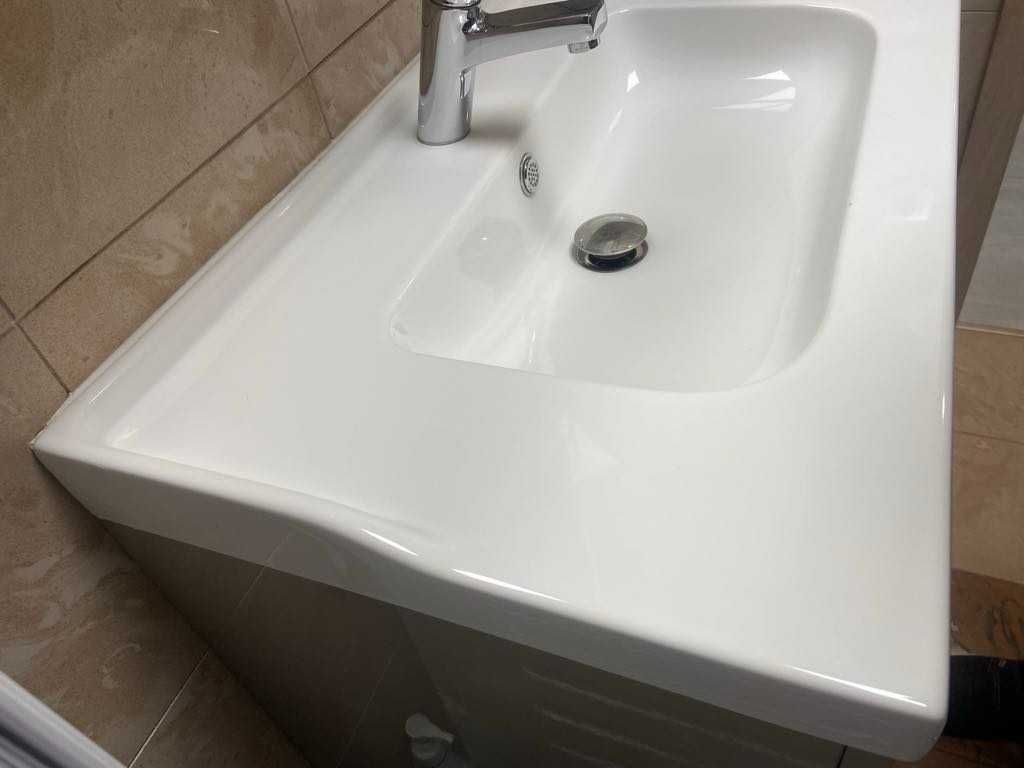 biała umywalka łazienkowa