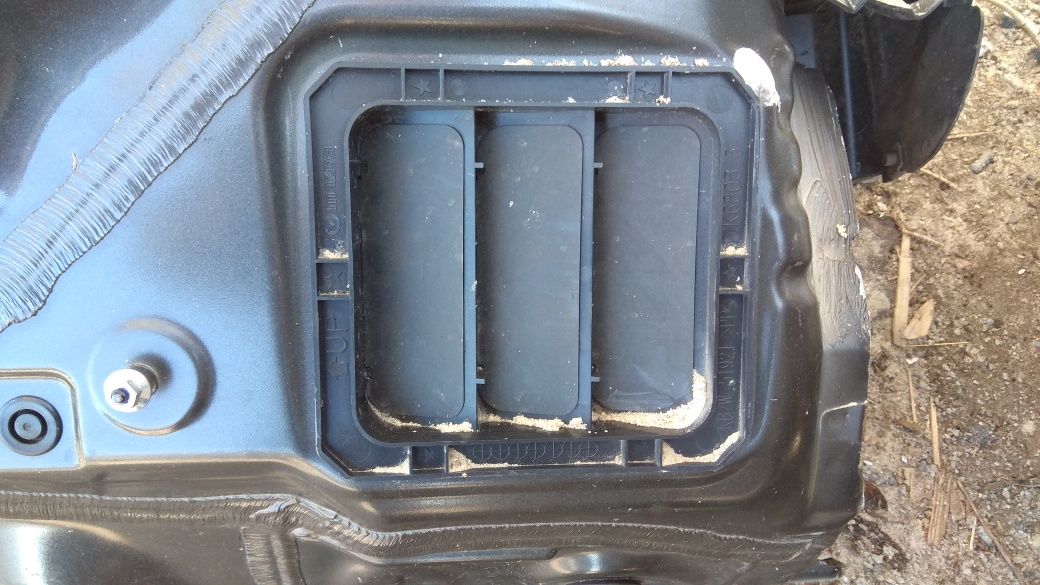Клапан вентиляции багажника Мазда 2 3 5 6 CX7 СХ5 Решетка D350-51-920A