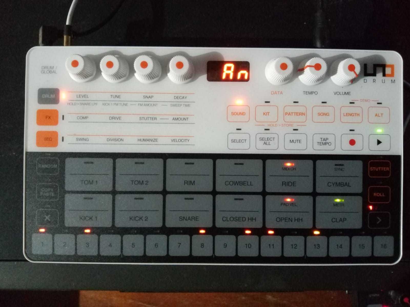 Sintetizador Uno e Drum Station Uno