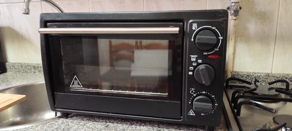 Forno eléctrico com marcas de uso