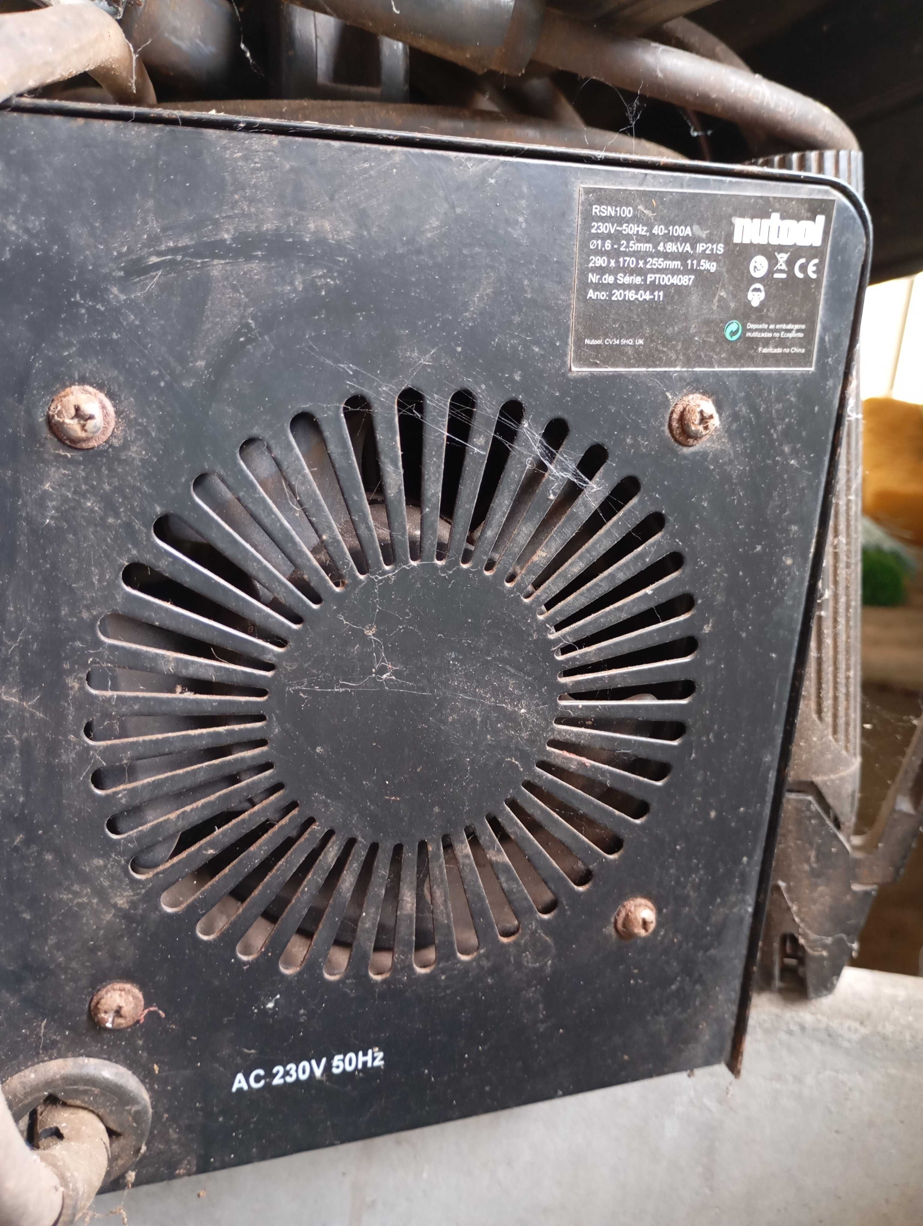 Máquina de soldar a eletrodos