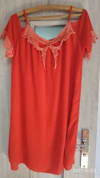 Czerwona sukienka z opadającymi rękawkami
