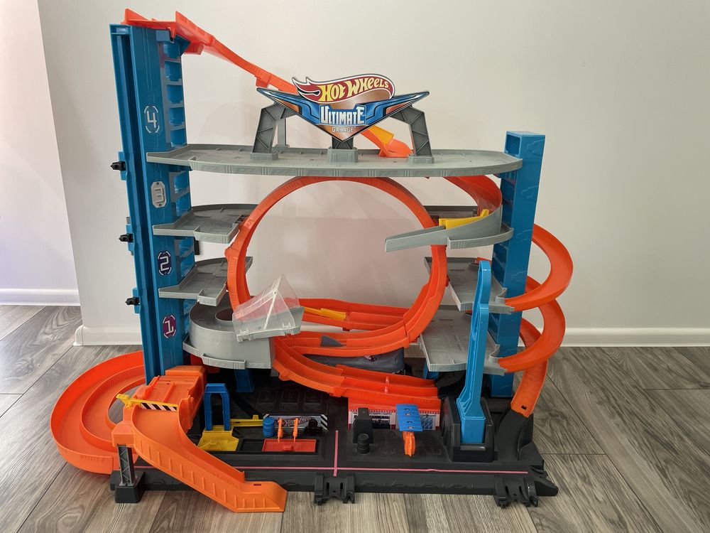 Hotwheels ultimate garage