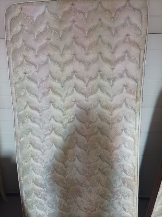 Cama dsolteiro restaurada em madeira   castanho com estrado e colchão