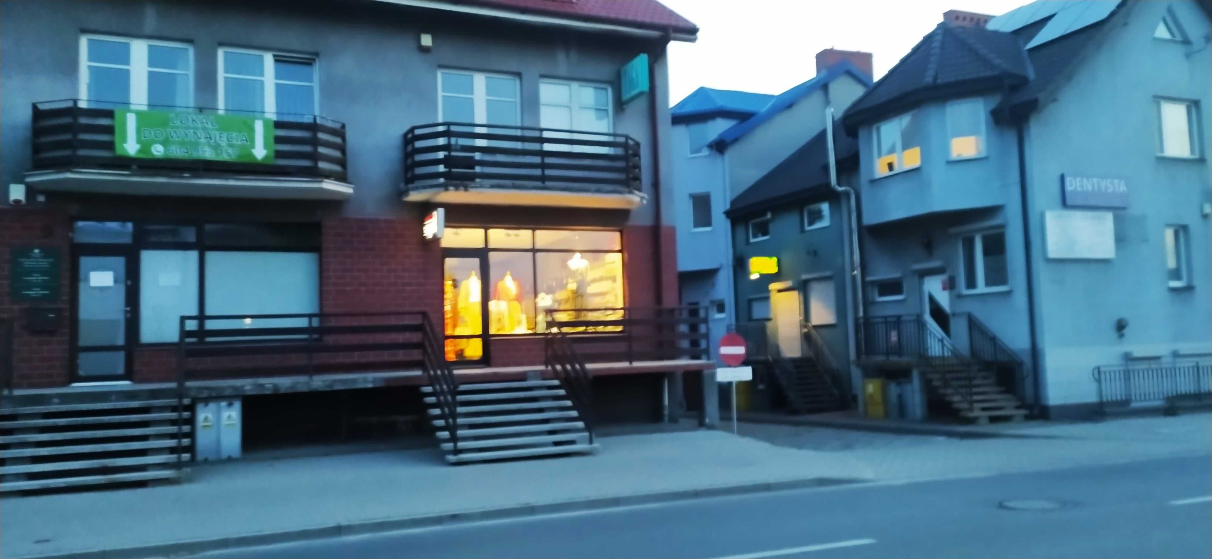 Lokal na parterze, z poczekalnią i zapleczem socjalnym.