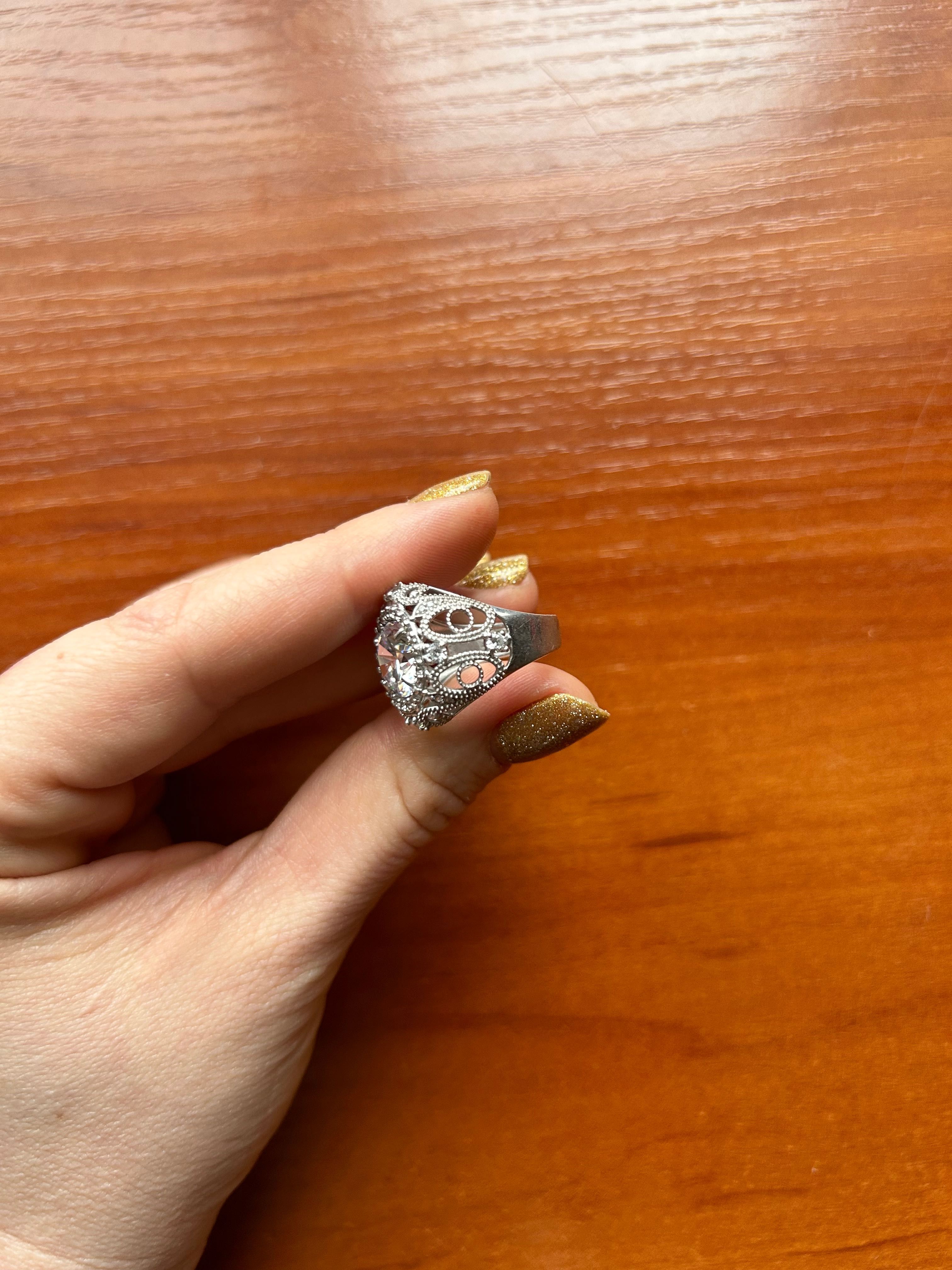 Продам серебряное женское кольцо, перстень  с большим камнем 925