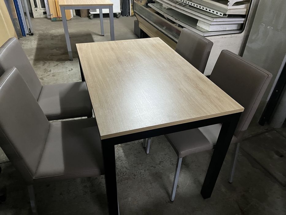 Mesa rectângular com 4 cadeira forradas a cinzento