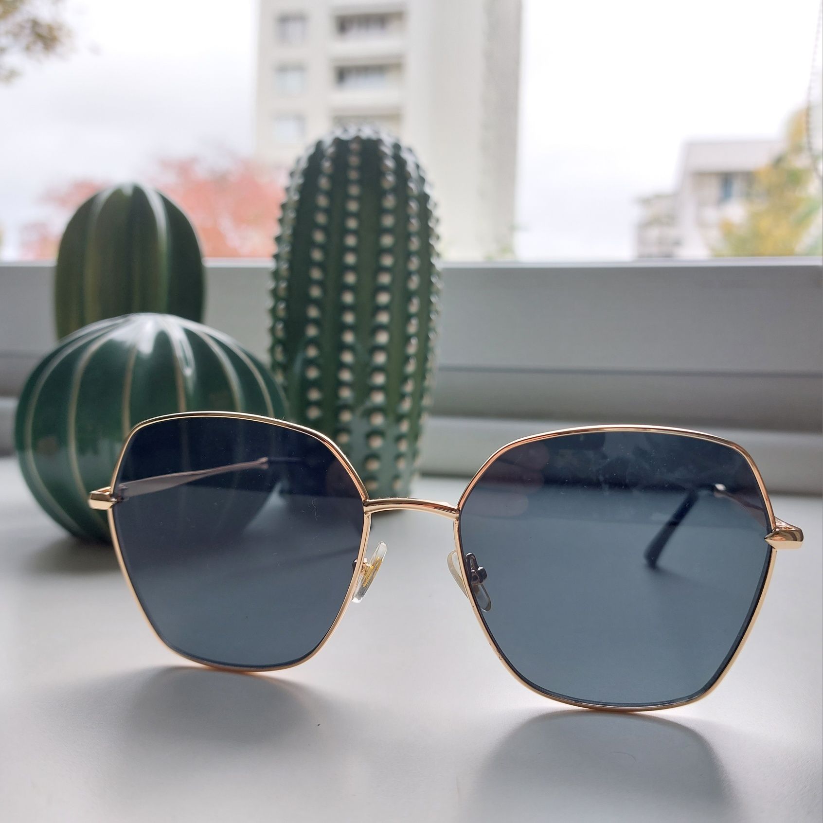 Okulary przeciwsłoneczne w złotej oprawce