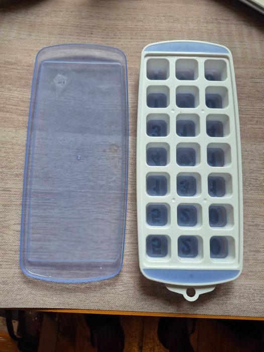 Silikonowy pojemnik na kostki lodu z pokrywką.