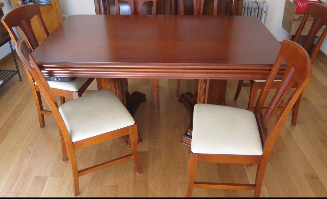 Mesa extensível em Cerejeira com 6 Cadeiras