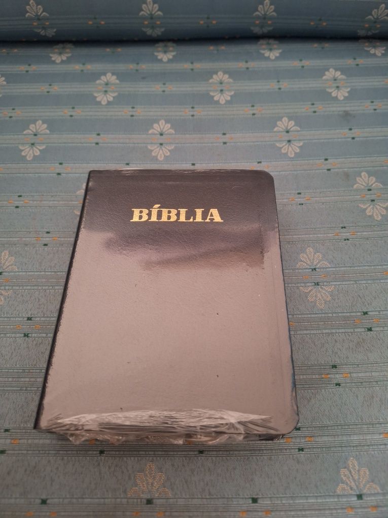 Biblia nova ainda embalada