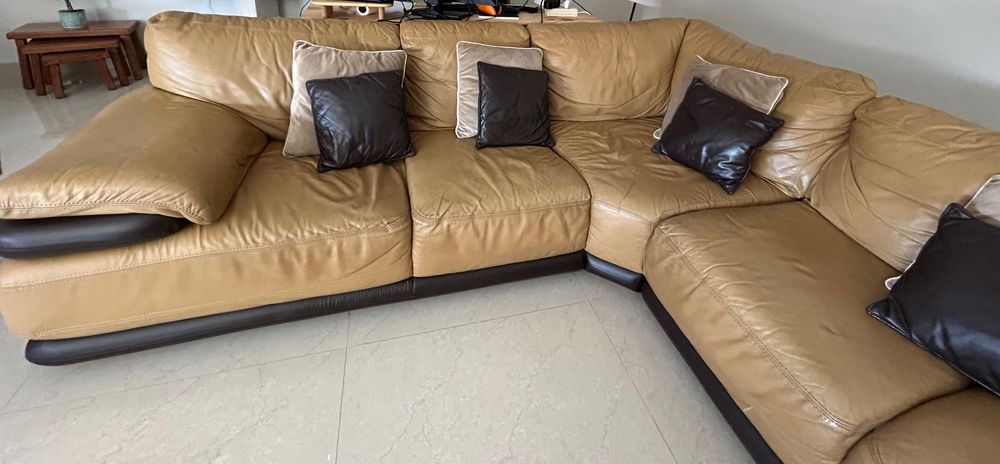 Sofa em pele e madeira
