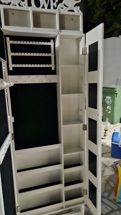 Móvel para objectos pessoais.