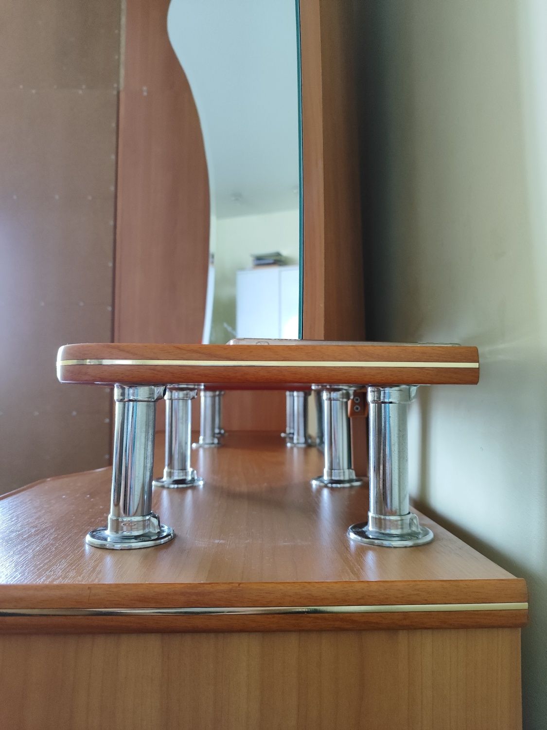 Дзеркало-трюмо, туалетний столик
