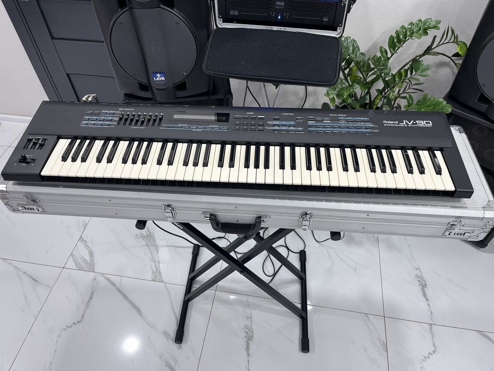 Roland JV-90 / Топовая модель 76-Key / редкий синтезатор + кейс