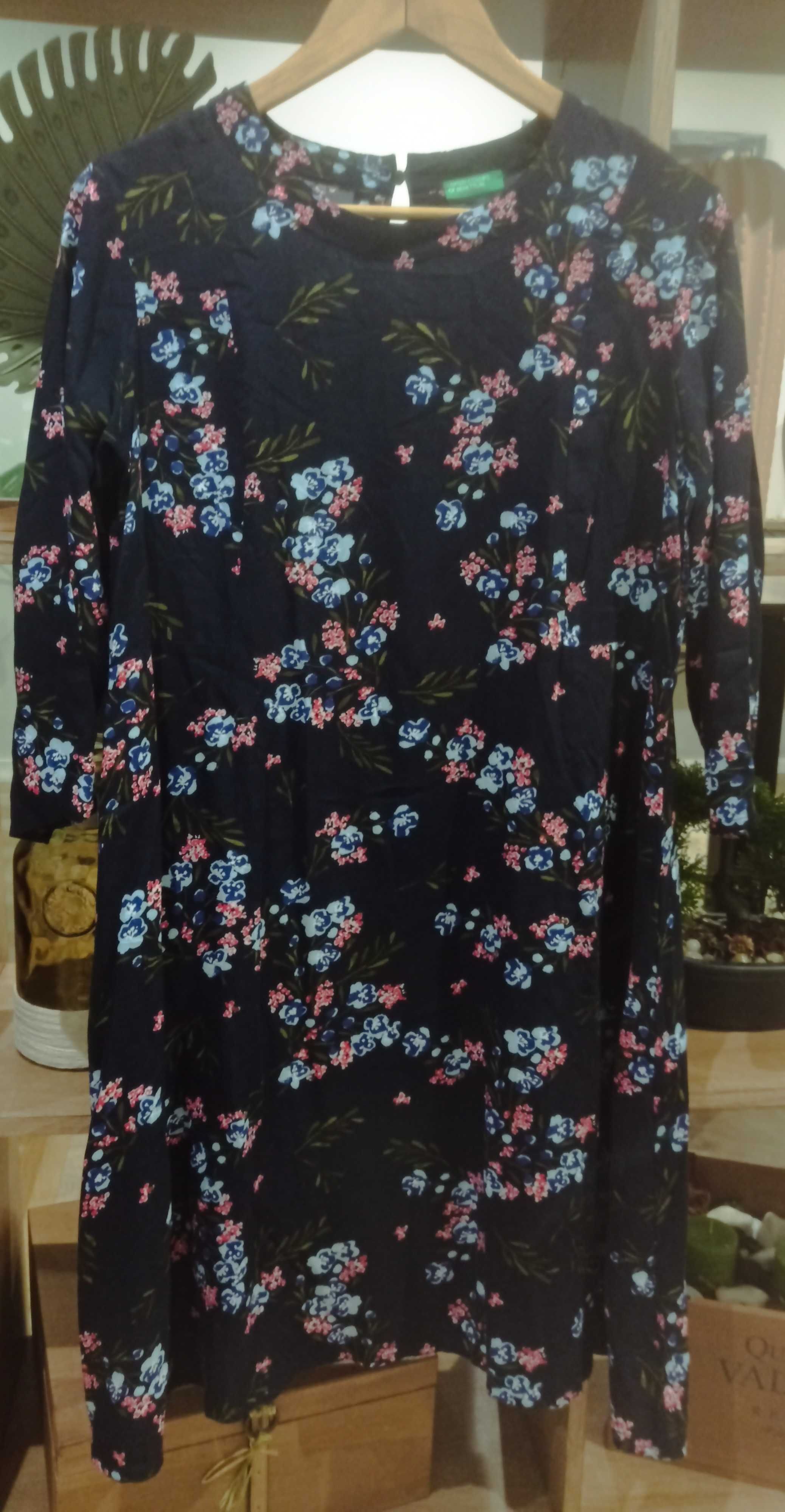 Vestido padrão de flores da Benetton