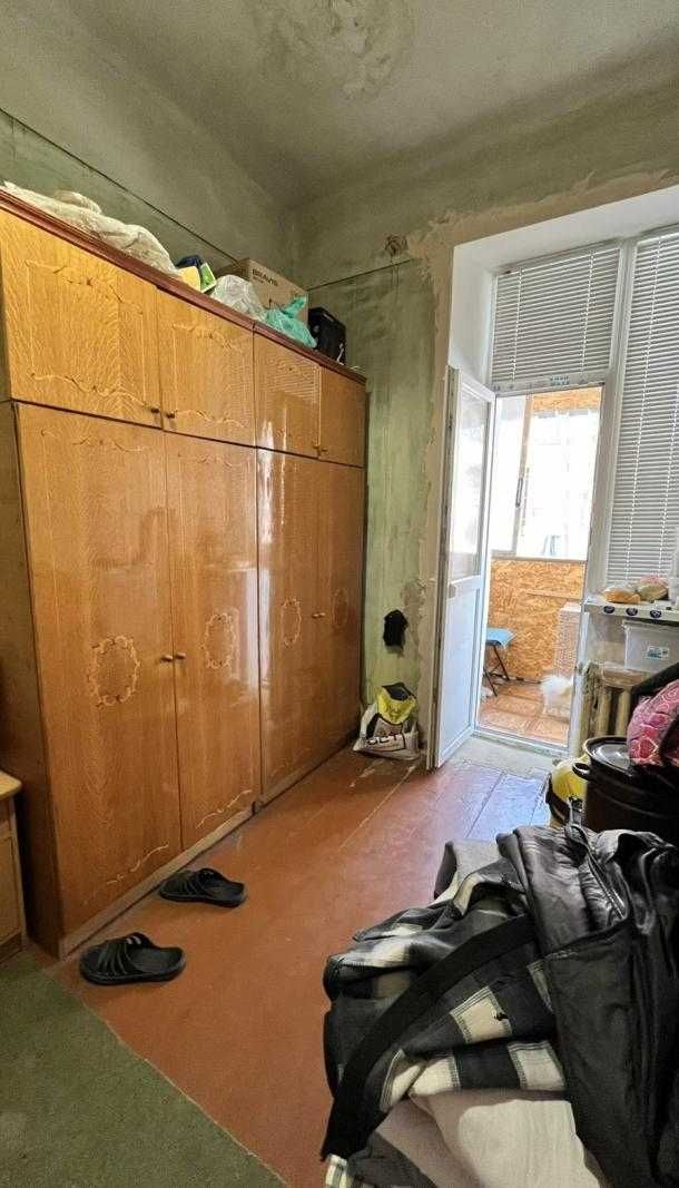 Продаю 2 кімнати в 3-кімнатній квартирі в районі Південної залізниці.