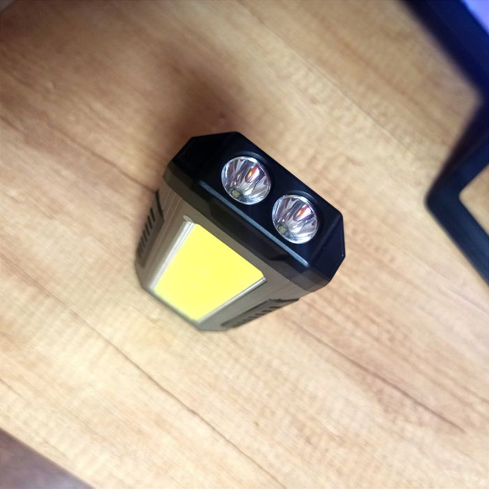 Яскравий світлодіодний ліхтарик