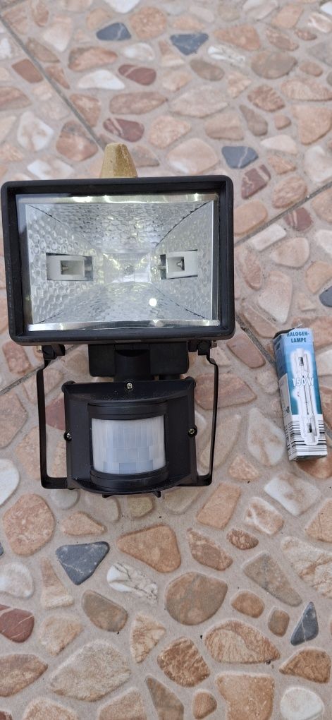Projetor com sensor de movimentos