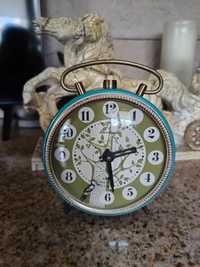 Stary zegar budzik z ruchomym dzięciołem  Rezerwacja