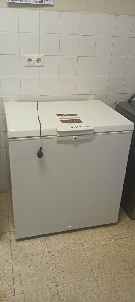 Arca congeladora horizontal Whirlpool com fechadura.