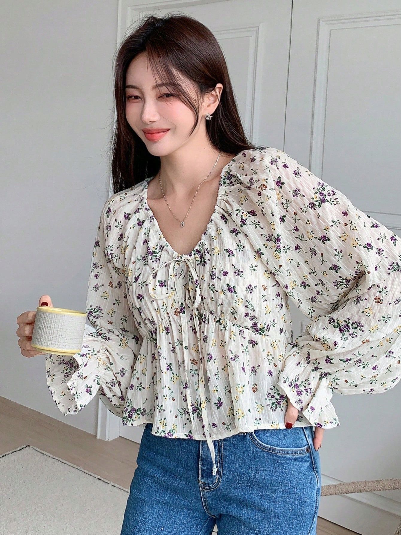 Bluzka W Kwiaty Peplum Boho Z Wiązanym Dekoltem Beżowa Casual Dazy M