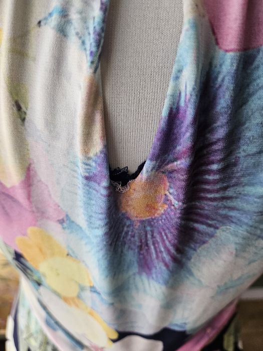 Maxi sukienka damska z kwiatowym wzorem – elegancja i wygoda  pod s