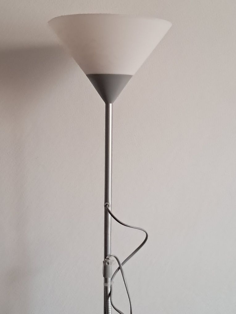 Lampa pokojowa podłogowa .