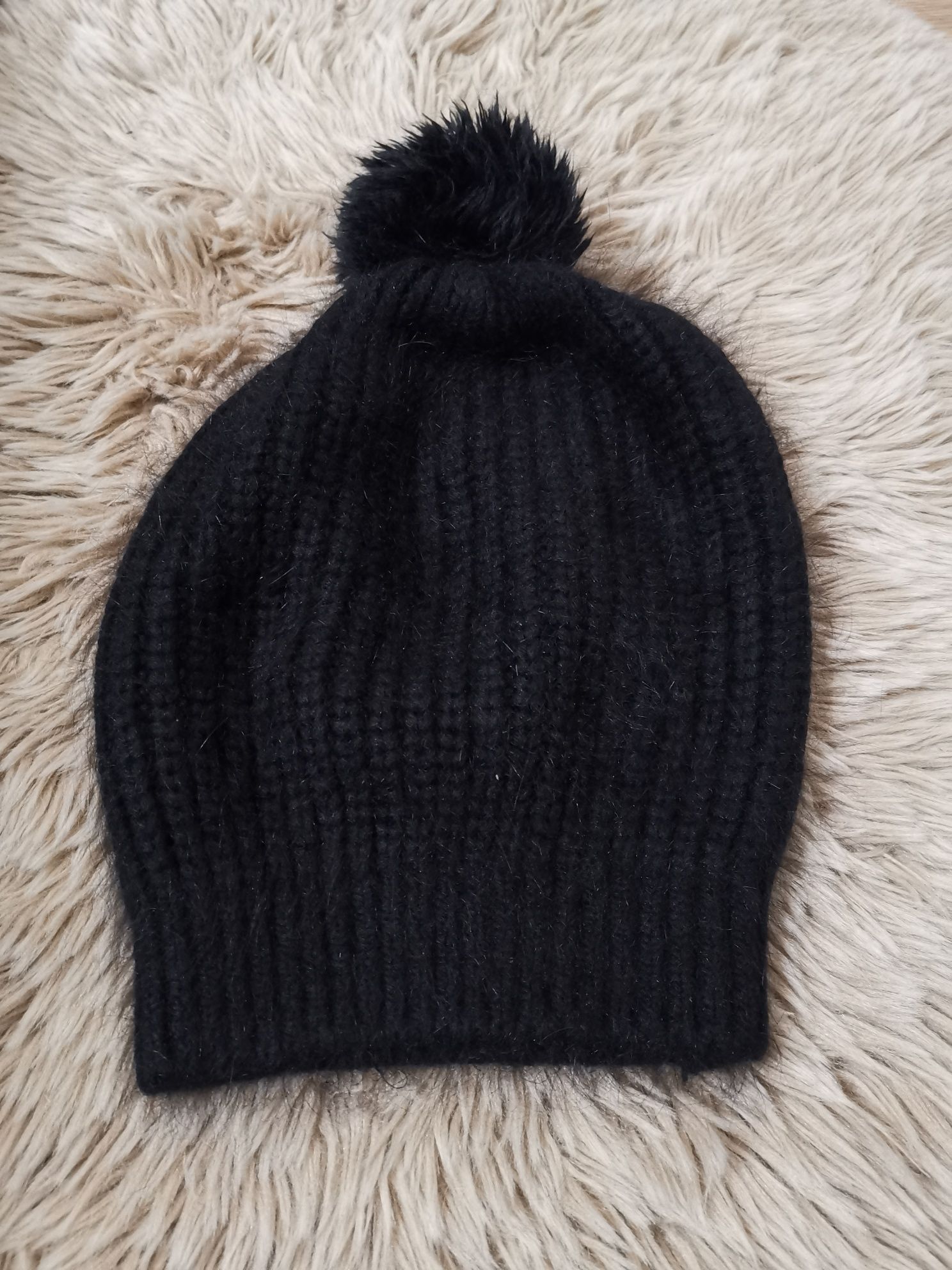 Czarna czapka zimowa z pomponem