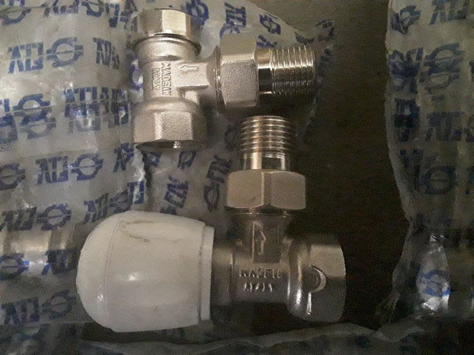 Продам хромированные уголки,тройники,краны,удлиннители,американки,муфт