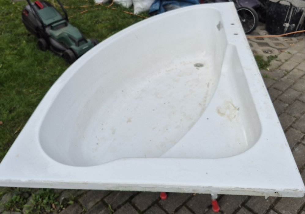 Wanna narożna duża, akrylowa, do zabudowy