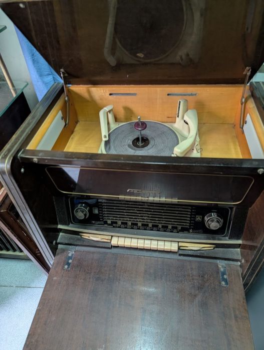 Vendo dois móveis com rádio e giradiscos.dicos.