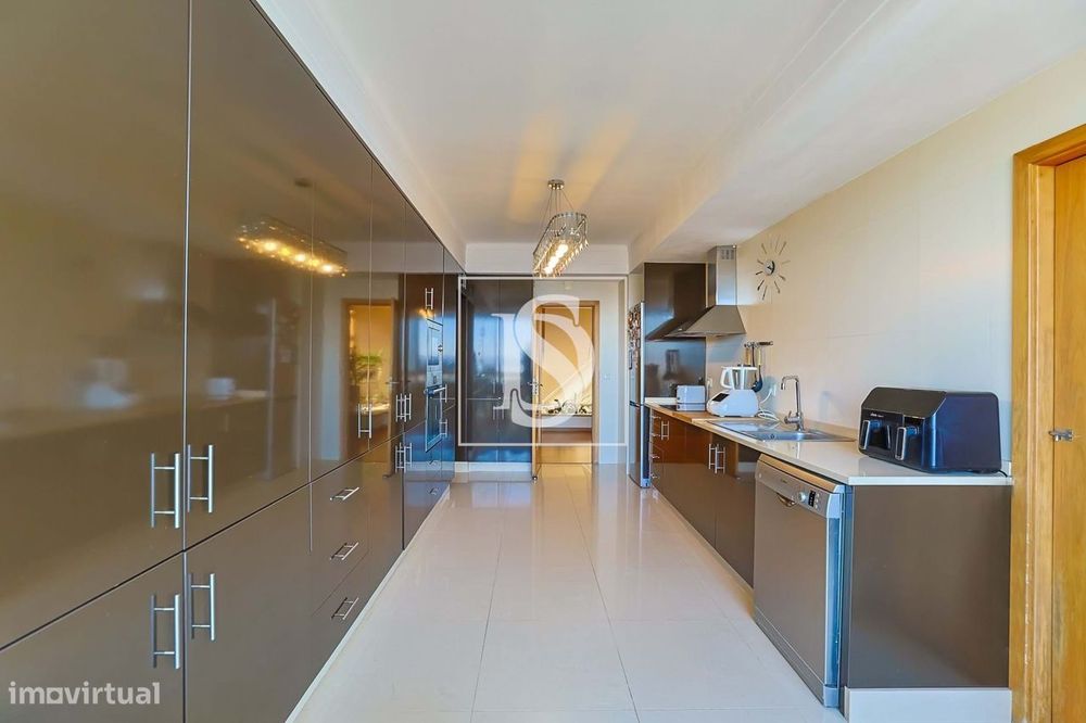 DUPLEX c/ 3 suites e 2 terraços, em Arcozelo!